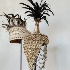 Bazar Bizar Statuettes Et Figurines Statue Avec Chapeau En Plumes Naturelles Noires Sur Socle Métallique -Vases Soldes statue avec chapeau en plumes naturelles noires sur socle metallique 2