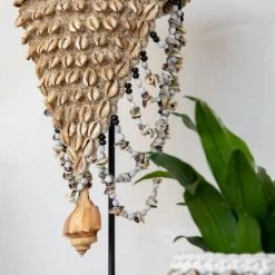 Bazar Bizar Statuettes Et Figurines Statuette De Chapeau En Coquillage Noir Et Naturel Sur Socle En Métal -Vases Soldes statuette de chapeau en coquillage noir et naturel sur socle en metal 4