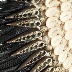 Bazar Bizar Statuettes Et Figurines Statuette En Raphia Noir Et Coquillage Noir Sur Grande Base En Métal -Vases Soldes statuette en raphia noir et coquillage noir sur grande base en metal 3