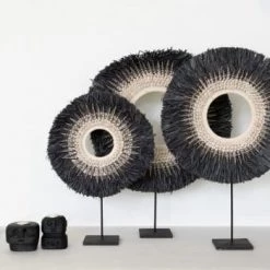 Bazar Bizar Statuettes Et Figurines Statuette En Raphia Noir Et Coquillage Sur Une Base En Métal -Vases Soldes statuette en raphia noir et coquillage sur une base en metal 5