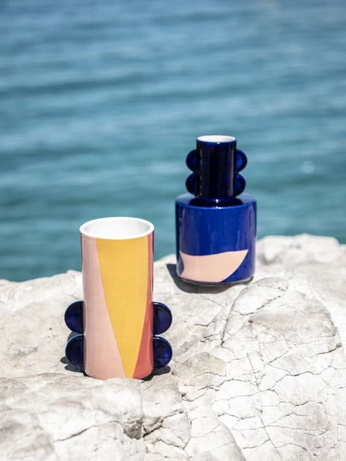 Vases Vase Marsha Maisons Du Monde X Sakina M’Sa En Faïence Rose, Bleue Et Corail H22 5 Vases Vase Marsha Maisons Du Monde X Sakina M’Sa En Faïence Rose, Bleue Et Corail H22 – Image 3